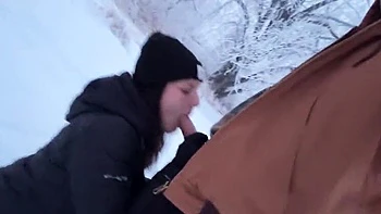 Mya Lane fazendo doggystyle na neve quase pega
