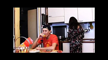 MILF de peitões Isabella Bellini come buceta e chupa menina