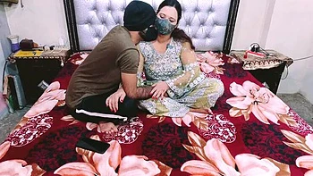 Indische Stiefmutter fickt zum ersten Mal Doggy Arsch