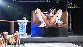 Dünnes Babe fickt mit Fingern & Vibrator, spritzt