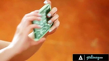 Gostosas excitadas lambem a buceta uma da outra - Gina & Melissa