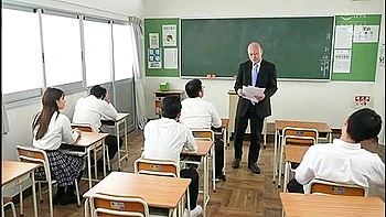 Milf asiática com peitos grandes leva creampie anal na faculdade