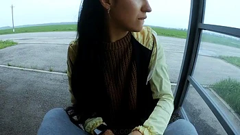 Black Lynn hace mamada arriesgada en estación de bus