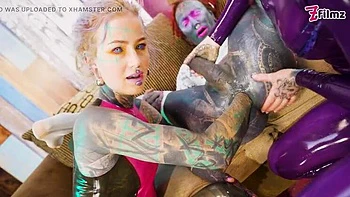 Rubia tatuada sissy Lily Lu recibe doble fisting anal estirando el culo