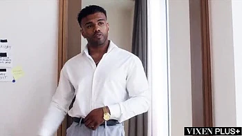 Policía cachonda Elizabeth Skylar seduce al agente con squirting y deepthroat