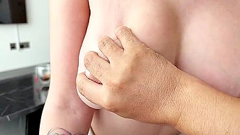 Подруга-милфа с большой жопой трахнула меня за соль