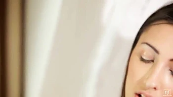 Kitty Jane monta a Johnny Black vaquera con chupada profunda y creampie