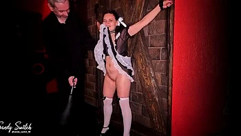 Escolar Sandy leva punição anal dura de BDSM com uniforme