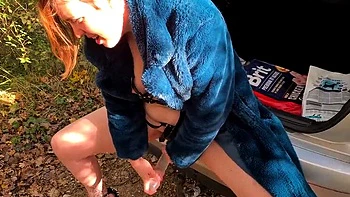 Sexymarghot spritzt anal im Auto, fickt am Schalthebel und masturbiert mit Dildo