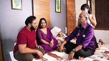 Padrasto indiano fodendo madrasta e prima na orgia de verão