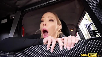 Rubia atlética Isabelle Deltores follada profundo en gangbang