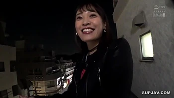 Азиатская брюнетка богиня трахается в жопу с кончей внутрь