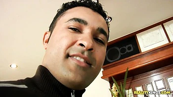 MILF ruiva com buceta raspada e piercing chupando pau grande