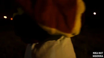 Чернокожая тинейджерша из гетто ебется на улице ночью