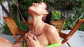 Thailänderin bläst und wird doggy mit fetten Titten gefickt