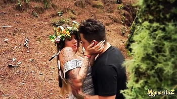 Пышная блондинка Сара жарко трахнулась на улице в позе наездницы