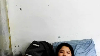 Morena latina com peitinhos pequenos mostrando para chupar e penetrar com os dedos