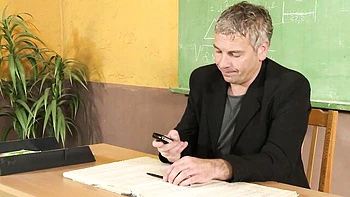 Secretária sexy cavalga e faz boquete profundo com gozada na boca