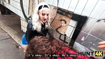 Loira gostosa trai em sexo de rua POV