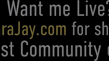 Lauren Phillips com peitos enormes fodida com pau negro na lingerie