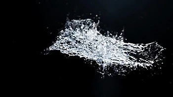 Sugar baby selvagem bebe xixi de buceta e se masturba