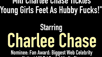 Maman blonde Charlee Chase suce et baise en levrette