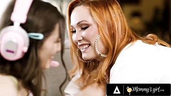 Maya Woulfe lambe a buceta da madrasta