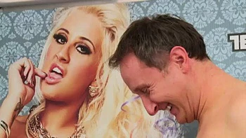 Brooklyn Blue chupando peitos e bunda grande