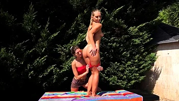 Jayla y Gina se masturban lesbianas en sesión de fotos