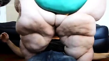 SSBBW Bobbi Jo senta na cara e amassa a bunda