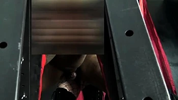 La Comtesse Nyx baise le cul d'une sale gosse noire