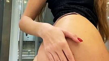 Emilyshy se branle ses énormes nichons