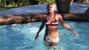 Adolescente loira excitada se masturba ao ar livre depois do strip