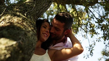 Julia e Emilio fodem selvagemente na floresta com peitos grandes falsos