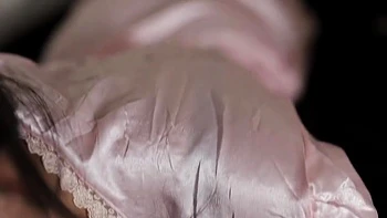 Indiana peluda com vestido de cetim apertado