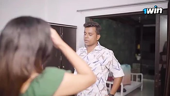 Indische Brünettte schüttelt ihren fetten Arsch