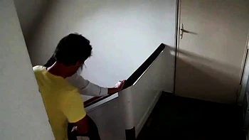 Suce dans l'escalier avec une bouche pleine