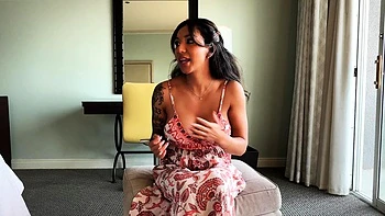 Terapeuta latina peituda leva uma carga gigante no colo