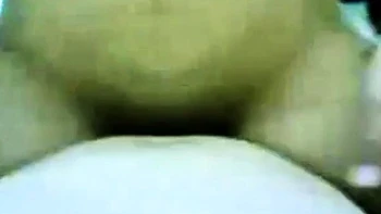 Busige asiatische Amateurin fummelt sich im Dessous