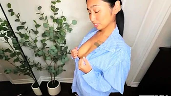 Chica asiática tetona se masturba en la ducha