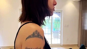 Jeune pute suce une bite et renifle des pets pour le vendeur