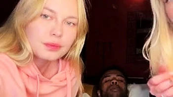 Блондинка в жестком межрасовом тройничке