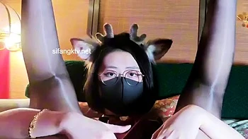 La bombe asiatique Anaimiya se masturbe en bas et avec ses jouets