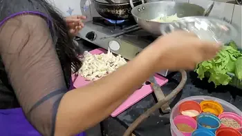 18 साल की फूल जैसी नाजूक कामवाली लड़की को मालिक ने किचन मे लेके अच्छे से चोदा