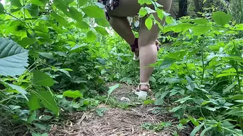 MILF peeing outdoors and wiping her dirty pussy with her panties