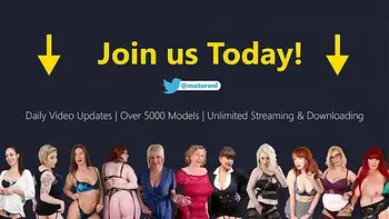 Beautiful MILF Di Devi Playing With Her Sexy Body On Cam