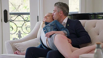 El sucio Mick destroza el culo apretado de Paris con todos los juguetes