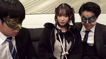 Девушка с лицом айдола мокнет от грубого безволосого траха пальцами и мощно кончает