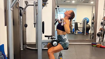 Peach Dom monta la polla en plan vaquera traviesa