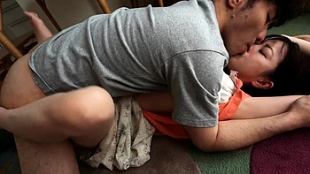 Chica asiática vendada atada y chupando rico